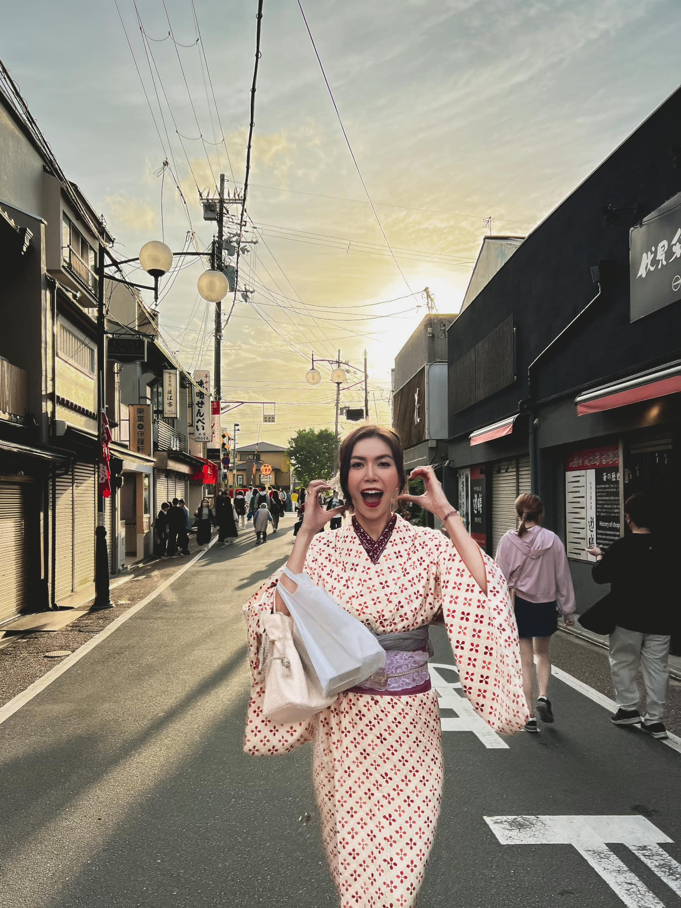 Người đẹp Minh Tú đang có kỳ nghỉ lễ ở Nhật Bản. Cô thích thú khi mặc kimono đi thăm thú cảnh vật ở đây. Người đẹp Minh Tú đang có kỳ nghỉ lễ ở Nhật Bản. Cô thích thú khi mặc kimono đi thăm thú cảnh vật ở đây.