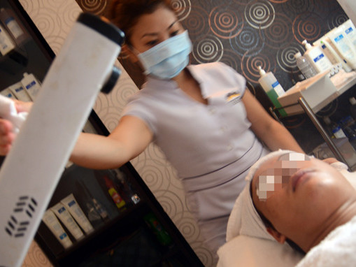 Một khách hàng nam làm đẹp tại một beauty salon Q.3, TP.HCM. Ảnh: T.T.D