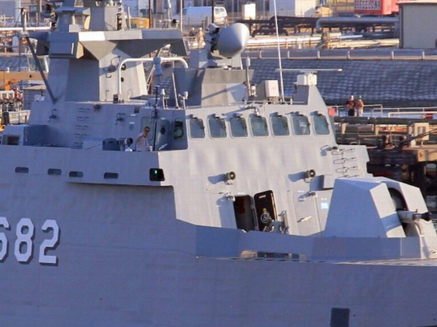 Cận cảnh tầng thượng và hệ thống vũ khí đều được giấu trong thân giữa tàu