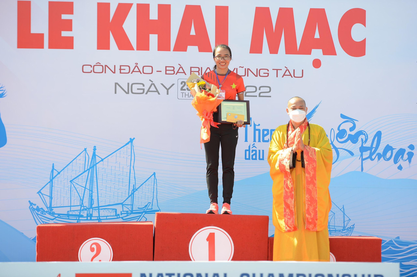 &quot;Nữ hoàng chân đất&quot; Phạm Thị Bình nhất 21km nữ phong trào