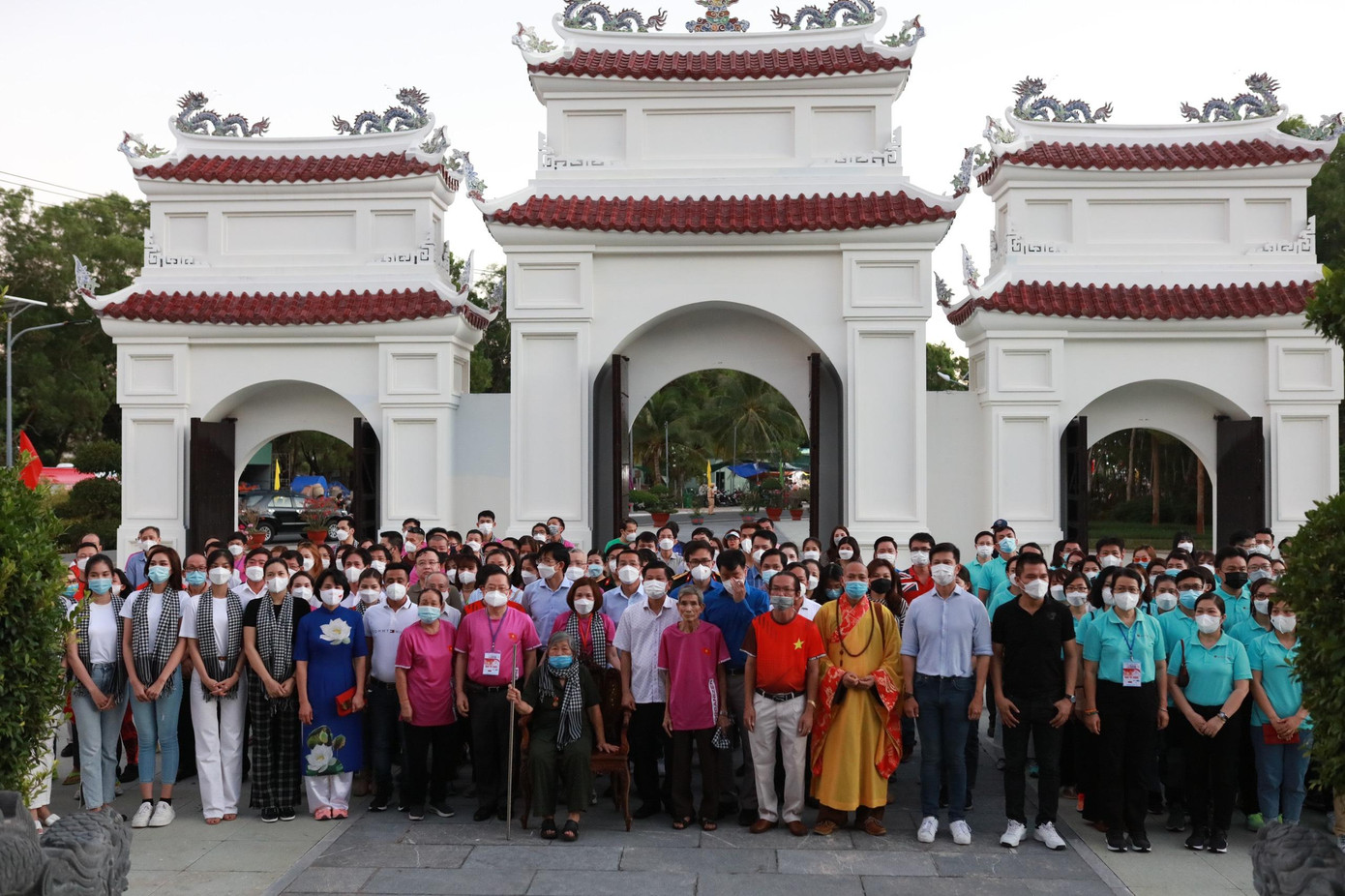 Dâng hương, thắp nến tri ân các bậc tiền nhân ảnh 8 Dâng hương, thắp nến tri ân các bậc tiền nhân ảnh 8