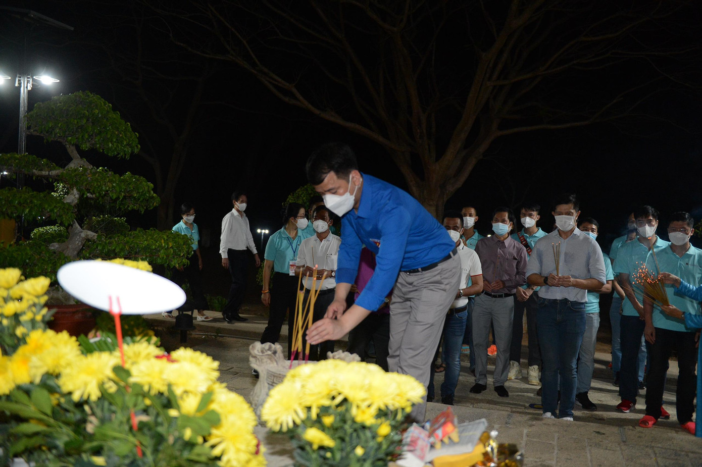 Bí thư T.Ư Đoàn Ngô Văn Cương thắp nén nhang tưởng nhớ các bậc tiền nhân Bí thư T.Ư Đoàn Ngô Văn Cương thắp nén nhang tưởng nhớ các bậc tiền nhân