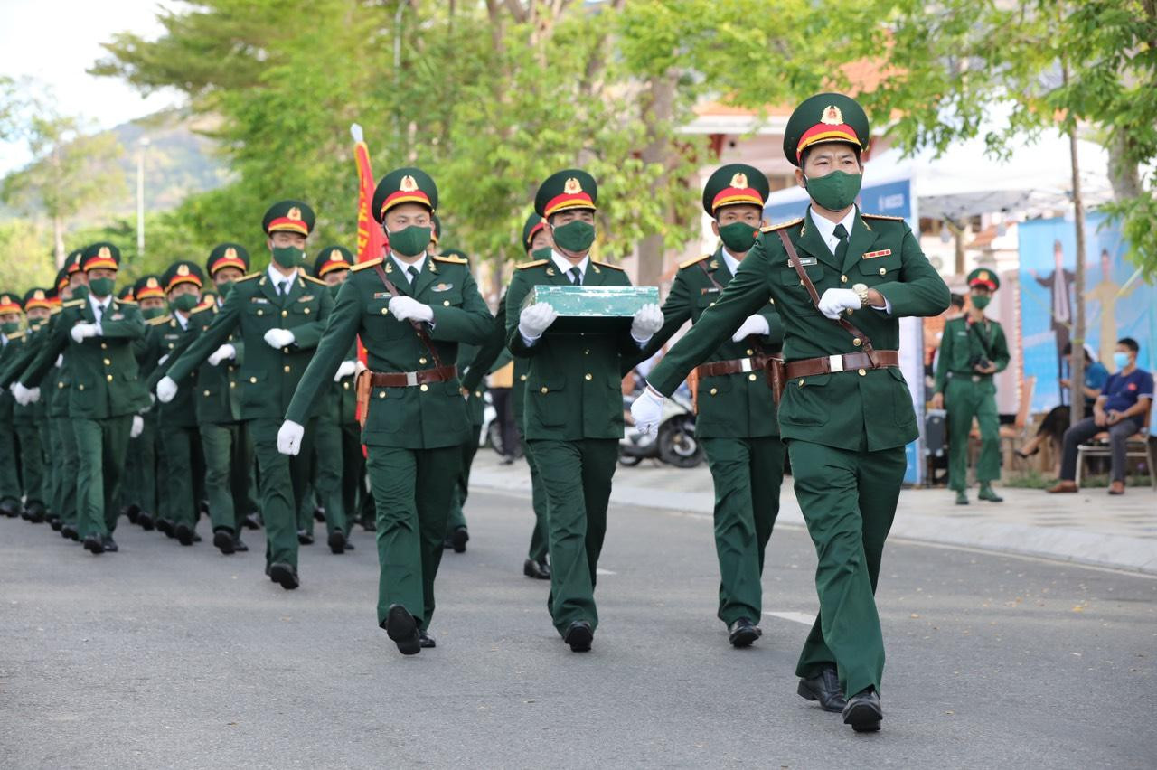 Theo nghi lễ, đội hình gồm: Tổ Quốc kỳ; Tổ Quân kỳ; Đội Quân nhạc; Đội Tiêu binh; Khối sĩ quan, quân nhân chuyên nghiệp, hạ sĩ quan, chiến sĩ thuộc Ban chỉ huy Quân sự huyện Côn Đảo Theo nghi lễ, đội hình gồm: Tổ Quốc kỳ; Tổ Quân kỳ; Đội Quân nhạc; Đội Tiêu binh; Khối sĩ quan, quân nhân chuyên nghiệp, hạ sĩ quan, chiến sĩ thuộc Ban chỉ huy Quân sự huyện Côn Đảo