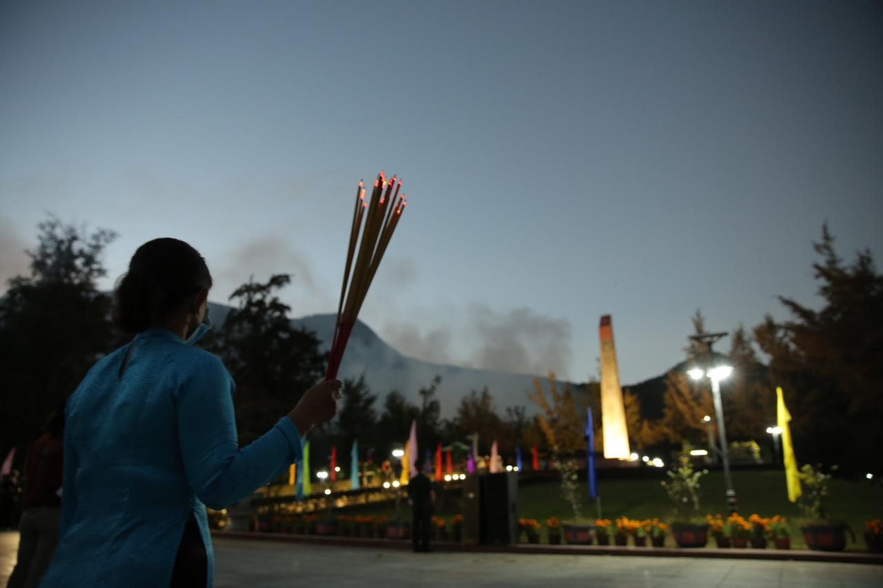 Dâng hương, thắp nến tri ân các bậc tiền nhân ảnh 27 Dâng hương, thắp nến tri ân các bậc tiền nhân ảnh 27