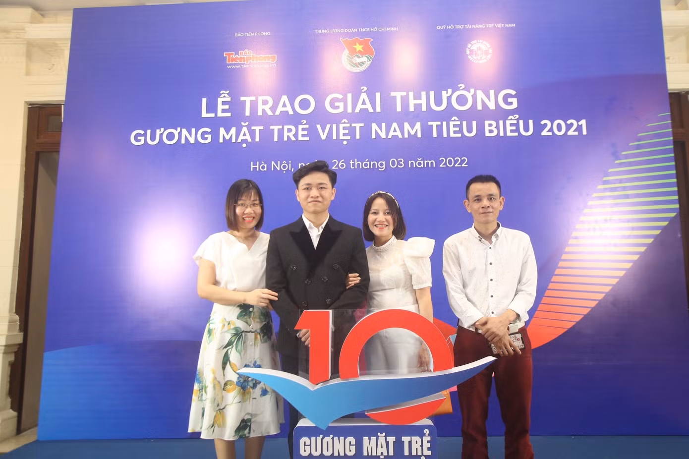 Tôn vinh những tấm gương có sức lan tỏa mạnh mẽ trong cộng đồng ảnh 9 Tôn vinh những tấm gương có sức lan tỏa mạnh mẽ trong cộng đồng ảnh 9