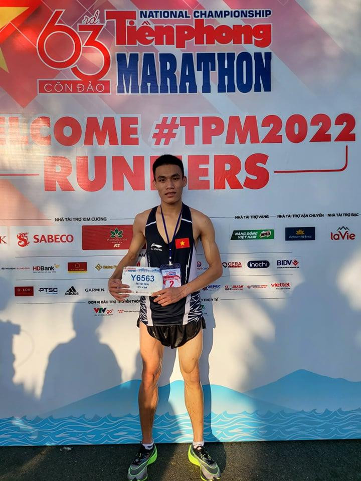 Bùi Văn Dũng (6563), về đích thứ 2 cự ly 10k trẻ. &quot;Dũng tham gia Tiền Phong Marathon lần thứ 3 và đây là kết quả tốt nhất. Mục đích của Dũng ra Côn Đảo là để phá kỷ lục bản thân và Dũng đã làm được điều ấy. Dũng sẽ tiếp tục tập luyện để đạt kết quả tốt hơn ở những mùa giải sau. Cố gắng không ngừng đó là tuổi trẻ&quot;, Bùi Văn Dũng chia sẻ.