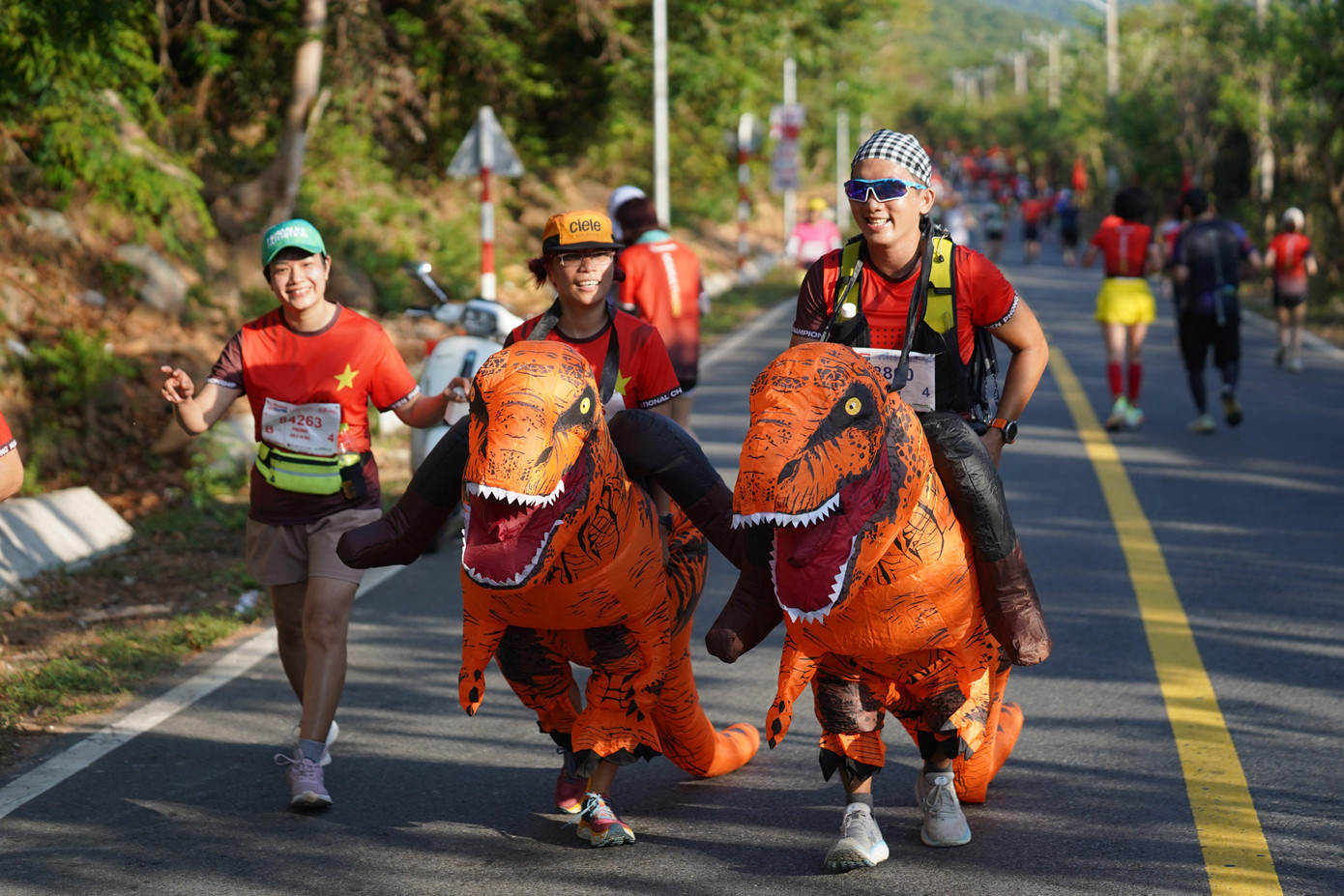 VĐV Trần Minh Trí cùng bạn gái cosplay khủng long trong suốt quá trình chạy 21km. Anh Trí cho biết, cung đường của Tiền Phong Marathon năm nay rất đẹp, thời tiết khá dễ chịu đã giúp bản thân hoàn thành cự ly 21km sớm hơn dự định. “Được tham gia Tiền Phong Marathon ở Côn Đảo là may mắn lớn trong cuộc đời mình. Tối qua, tham dự lễ thắp nến, dâng hương tri ân tại Nghĩa trang Hàng Dương đã để lại trong mình nhiều cảm xúc khó tả”, anh Trí nói. Theo anh Trí, Côn Đảo trở thành một trong những nơi hội tụ hồn thiêng sông núi, anh linh của những anh hùng liệt sỹ với những dấu ấn huyền thoại, mãi là niềm tự hào, nguồn cảm hứng và ánh sáng soi đường cho các thế hệ tiếp nối. Ngay khi biết Tiền Phong Marathon tổ chức ở Côn Đảo, anh Trí đã đăng ký tham dự và tập luyện để chuẩn bị cho giải. Sau giải, anh Trí sẽ giới thiệu thêm bạn bè, người thân đến với Côn Đảo. “Mỗi địa điểm tổ chức Tiền Phong Marathon đều rất đặc biệt, ghi dấu ấn mạnh mẽ trong lòng mỗi VĐV. Sang năm, Tiền Phong Marathon tổ chức ở đâu thì mình sẽ đăng ký tham dự”, anh Trí chia sẻ.