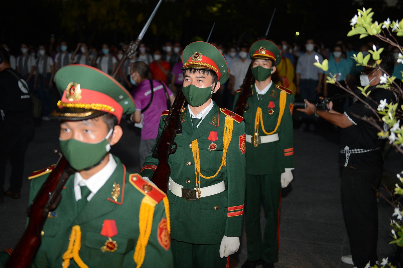 Dâng hương, thắp nến tri ân các bậc tiền nhân ảnh 22 Dâng hương, thắp nến tri ân các bậc tiền nhân ảnh 22