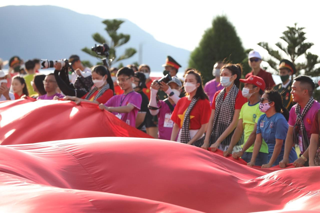 Thượng cờ Tổ quốc ở Côn Đảo linh thiêng ảnh 25 Thượng cờ Tổ quốc ở Côn Đảo linh thiêng ảnh 25