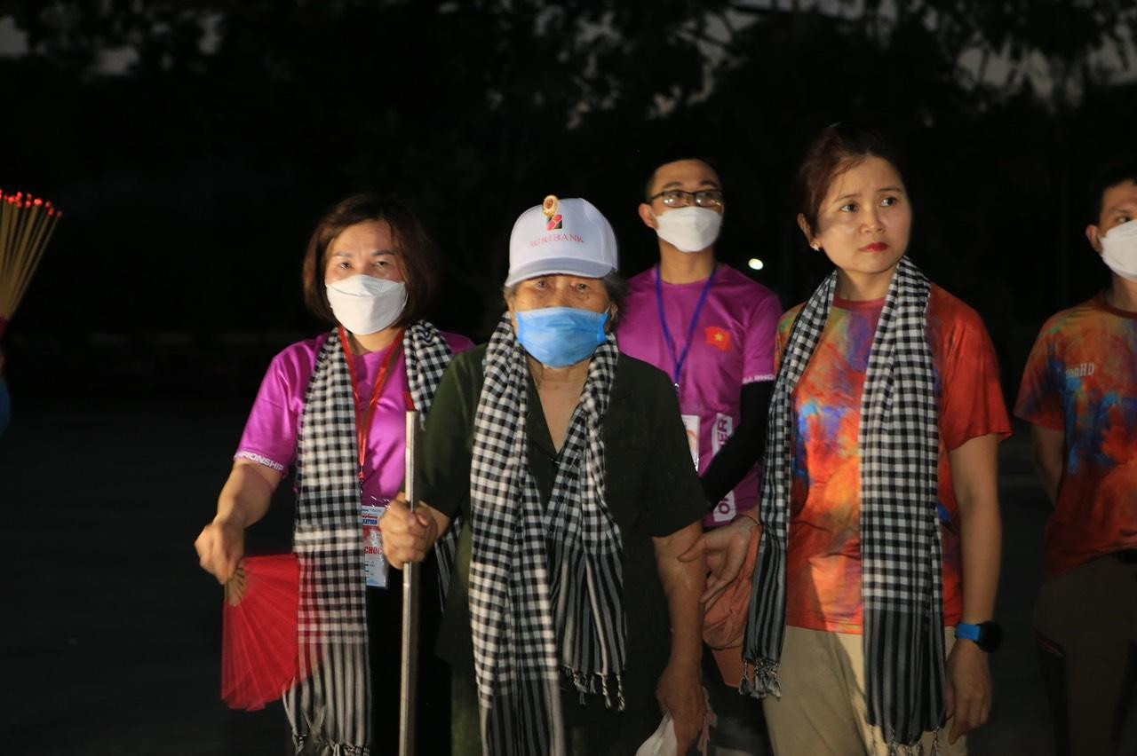 Tham gia lễ dâng hương, thắp nến tưởng nhớ các anh hùng, liệt sĩ tại Nghĩa trang Hàng Dương có nữ cựu tù Côn Đảo Nguyễn Thị Ni. Bà Ni từng bị địch giam cầm, đày ải tại nhà tù Côn Đảo. Sau giải phóng, bà quay trở lại Côn Đảo sinh sống, công tác, về hưu và ở đến tận bây giờ Tham gia lễ dâng hương, thắp nến tưởng nhớ các anh hùng, liệt sĩ tại Nghĩa trang Hàng Dương có nữ cựu tù Côn Đảo Nguyễn Thị Ni. Bà Ni từng bị địch giam cầm, đày ải tại nhà tù Côn Đảo. Sau giải phóng, bà quay trở lại Côn Đảo sinh sống, công tác, về hưu và ở đến tận bây giờ