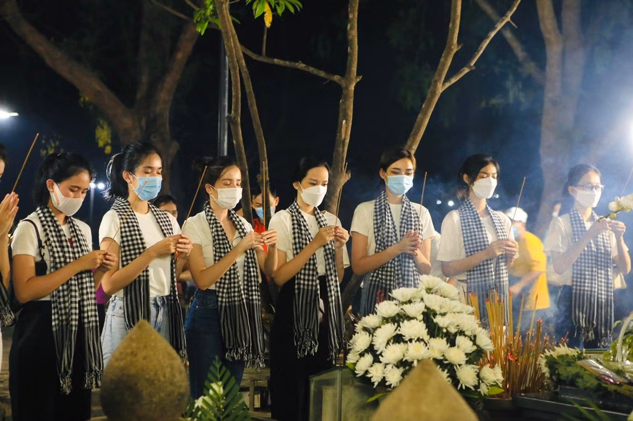 Thế hệ trẻ tri ân các bậc tiền nhân, các anh hùng liệt sĩ tại Nghĩa trang Hàng Dương.