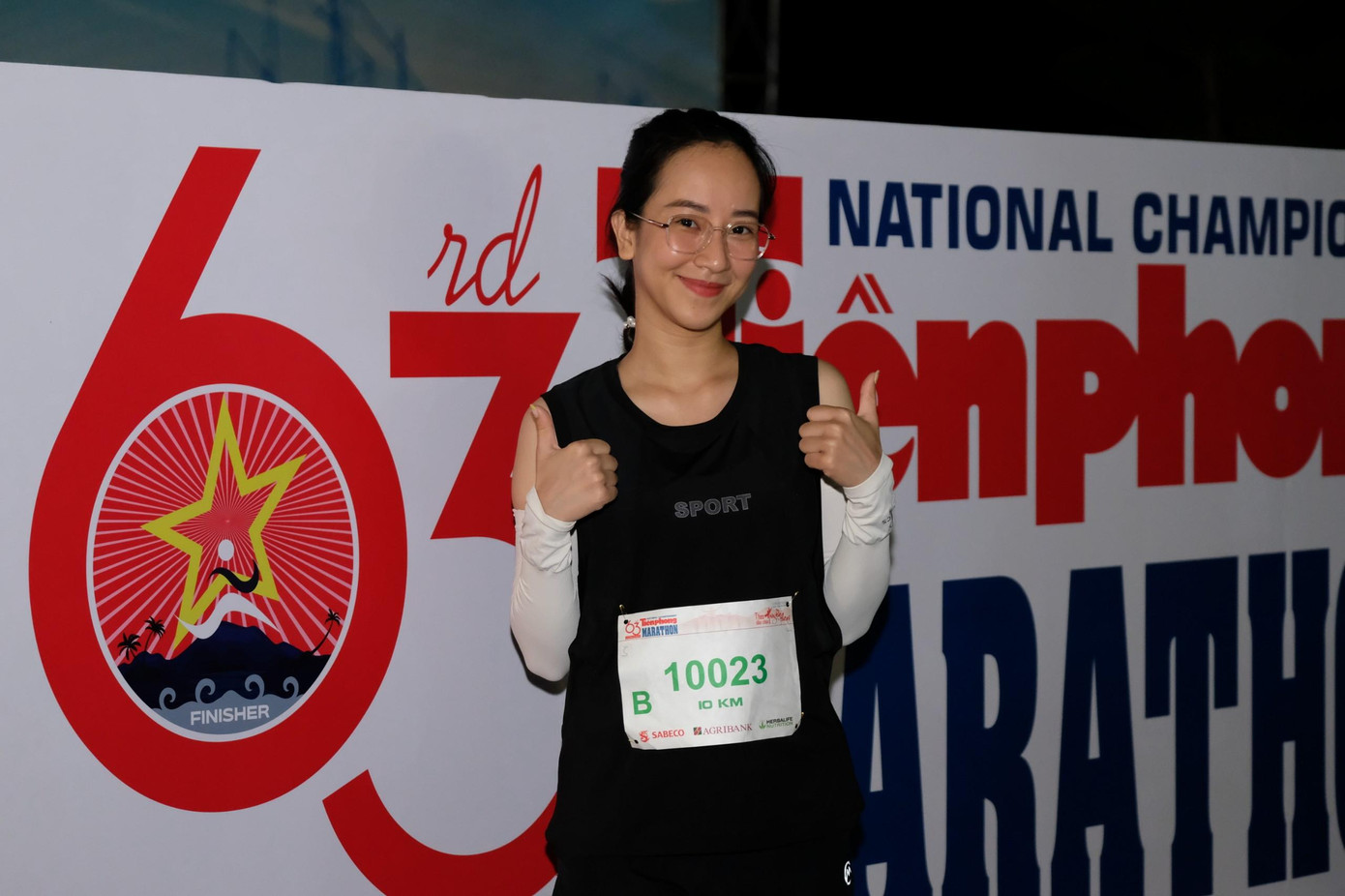 Bạn Yến Nhi (10023, chạy cự ly 10km) lần đầu tham gia Tiền Phong Marathon. &quot;Bạn trai mình chạy cự ly 42,195 km và là người truyền cảm hứng cho mình tham gia bộ môn này. Mình sẽ cố gắng về đích cự ly 10km trong khoảng thời gian 1h15. Thực sự là mình rất hồi hộp khi được trải nghiệm trên đường chạy tuyệt đẹp của Côn Đảo&quot;, Yến Nhi nói.