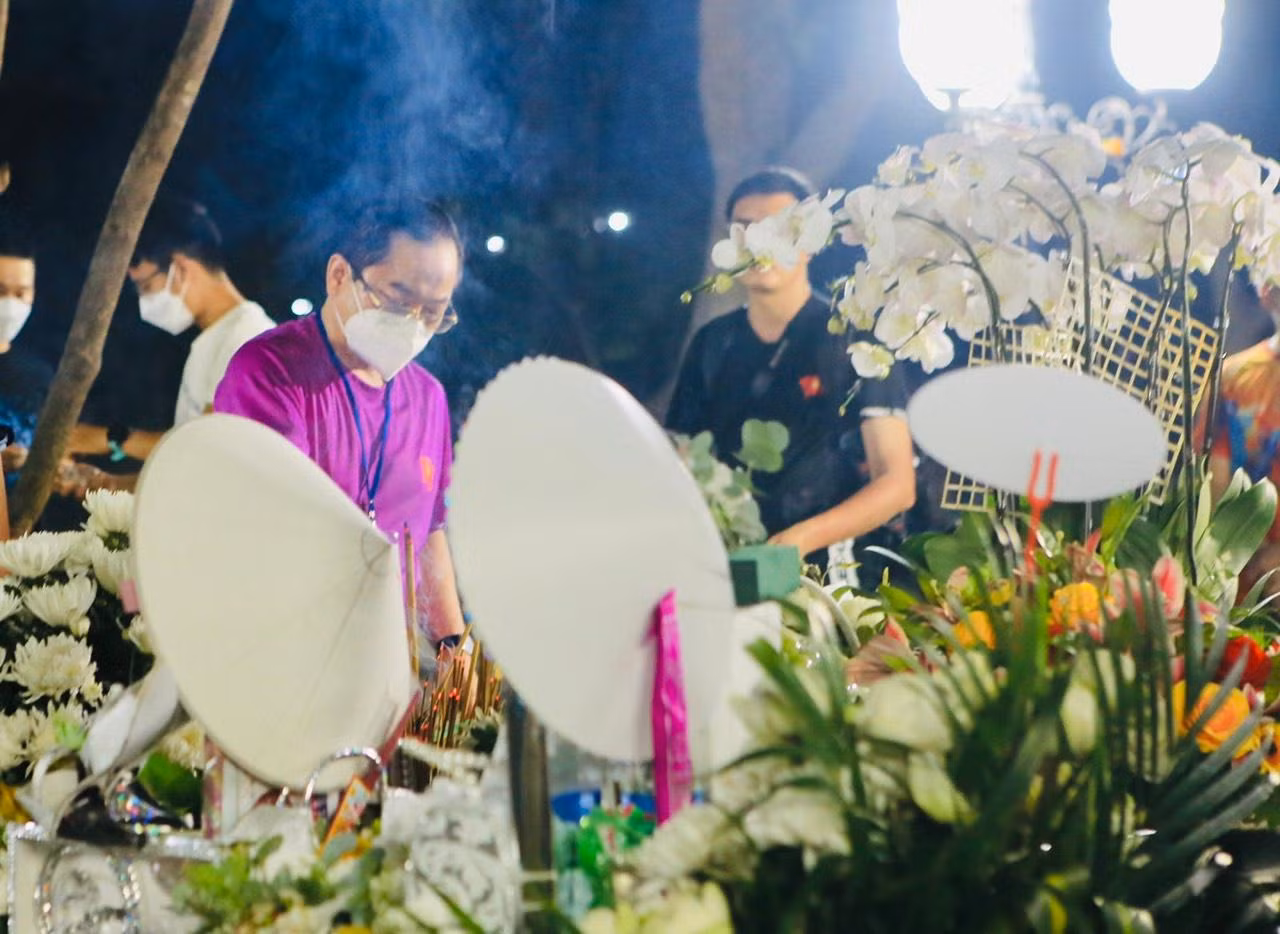 Nhà báo Lê Xuân Sơn thắp nén nhang trên phần mộ anh hùng, liệt sĩ Võ Thị Sáu
