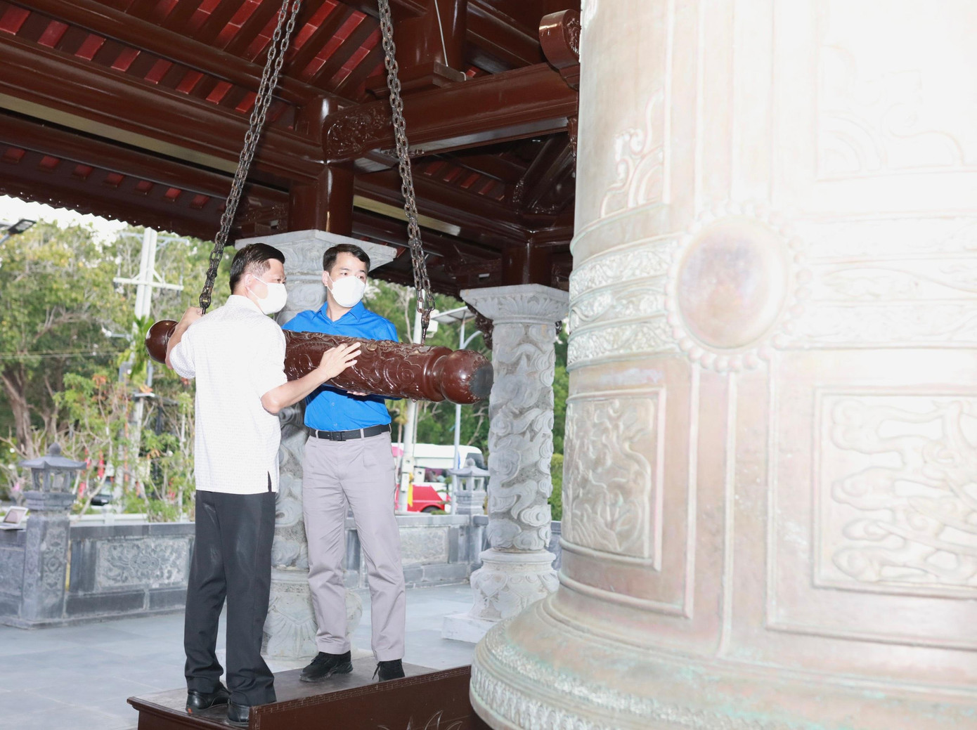 Đại diện lãnh đạo chính quyền tỉnh Bà Rịa - Vũng tàu và đại diện Ban Bí thư Trung ương Đoàn thỉnh chuông tháp chuông Đền thờ Côn Đảo Đại diện lãnh đạo chính quyền tỉnh Bà Rịa - Vũng tàu và đại diện Ban Bí thư Trung ương Đoàn thỉnh chuông tháp chuông Đền thờ Côn Đảo