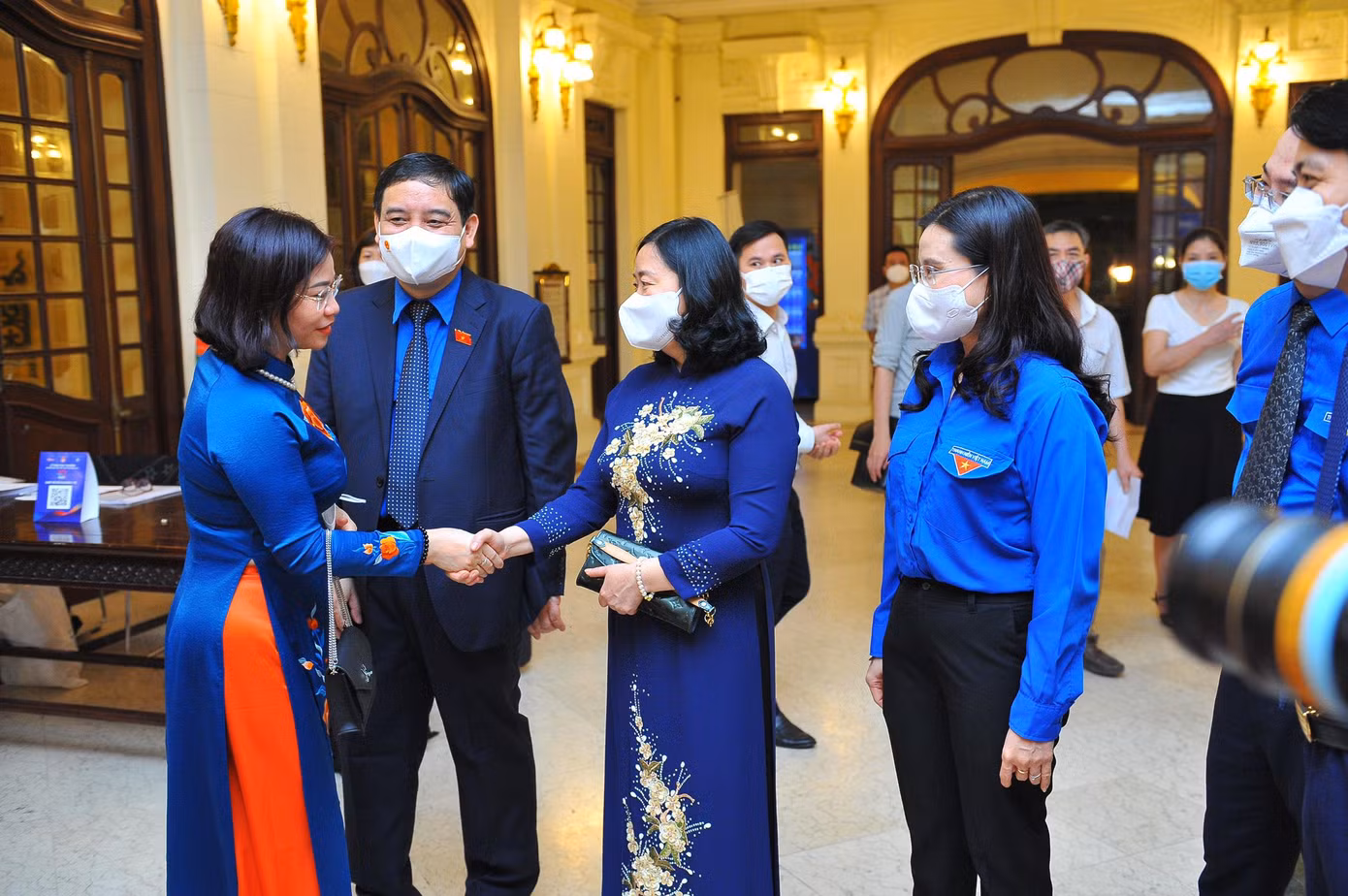 Bí thư Trung ương Đảng, Trưởng ban Dân vận Trung ương Bùi Thị Minh Hoài, Chủ nhiệm Ủy ban Văn hóa, Giáo dục của Quốc Hội Nguyễn Đắc Vinh, Phó Bí thư Thường trực Thành ủy Hà Nội Nguyễn Thị Tuyến và Bí thư Trung ương Đoàn, Chủ tịch Hội Đồng đội Trung ương Nguyễn Phạm Duy Trang dự lễ tuyên dương. Bí thư Trung ương Đảng, Trưởng ban Dân vận Trung ương Bùi Thị Minh Hoài, Chủ nhiệm Ủy ban Văn hóa, Giáo dục của Quốc Hội Nguyễn Đắc Vinh, Phó Bí thư Thường trực Thành ủy Hà Nội Nguyễn Thị Tuyến và Bí thư Trung ương Đoàn, Chủ tịch Hội Đồng đội Trung ương Nguyễn Phạm Duy Trang dự lễ tuyên dương.