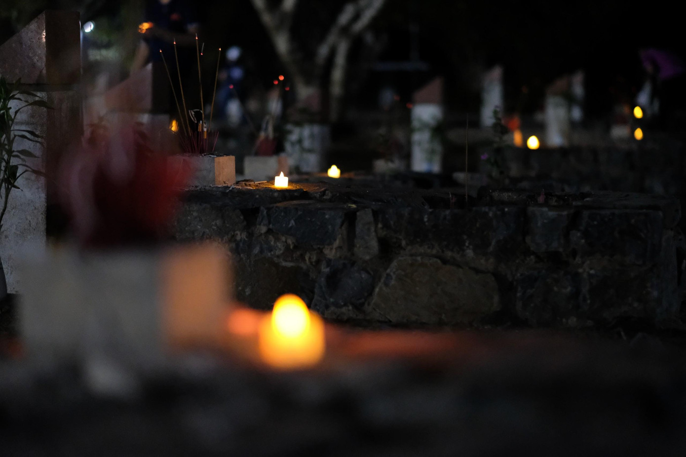 Dâng hương, thắp nến tri ân các bậc tiền nhân ảnh 49 Dâng hương, thắp nến tri ân các bậc tiền nhân ảnh 49