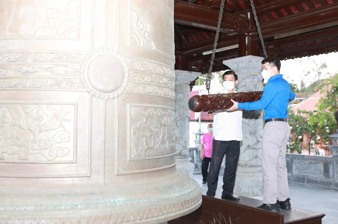 Đại diện lãnh đạo chính quyền tỉnh Bà Rịa - Vũng tàu và đại diện Ban Bí thư Trung ương Đoàn thỉnh chuông tháp chuông Đền thờ Côn Đảo Đại diện lãnh đạo chính quyền tỉnh Bà Rịa - Vũng tàu và đại diện Ban Bí thư Trung ương Đoàn thỉnh chuông tháp chuông Đền thờ Côn Đảo