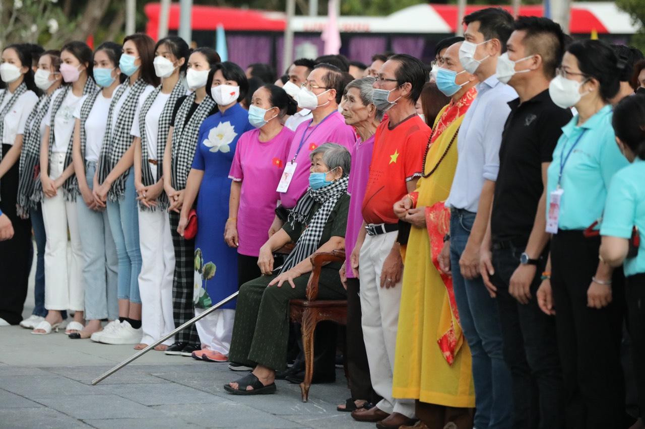 Dâng hương, thắp nến tri ân các bậc tiền nhân ảnh 15 Dâng hương, thắp nến tri ân các bậc tiền nhân ảnh 15