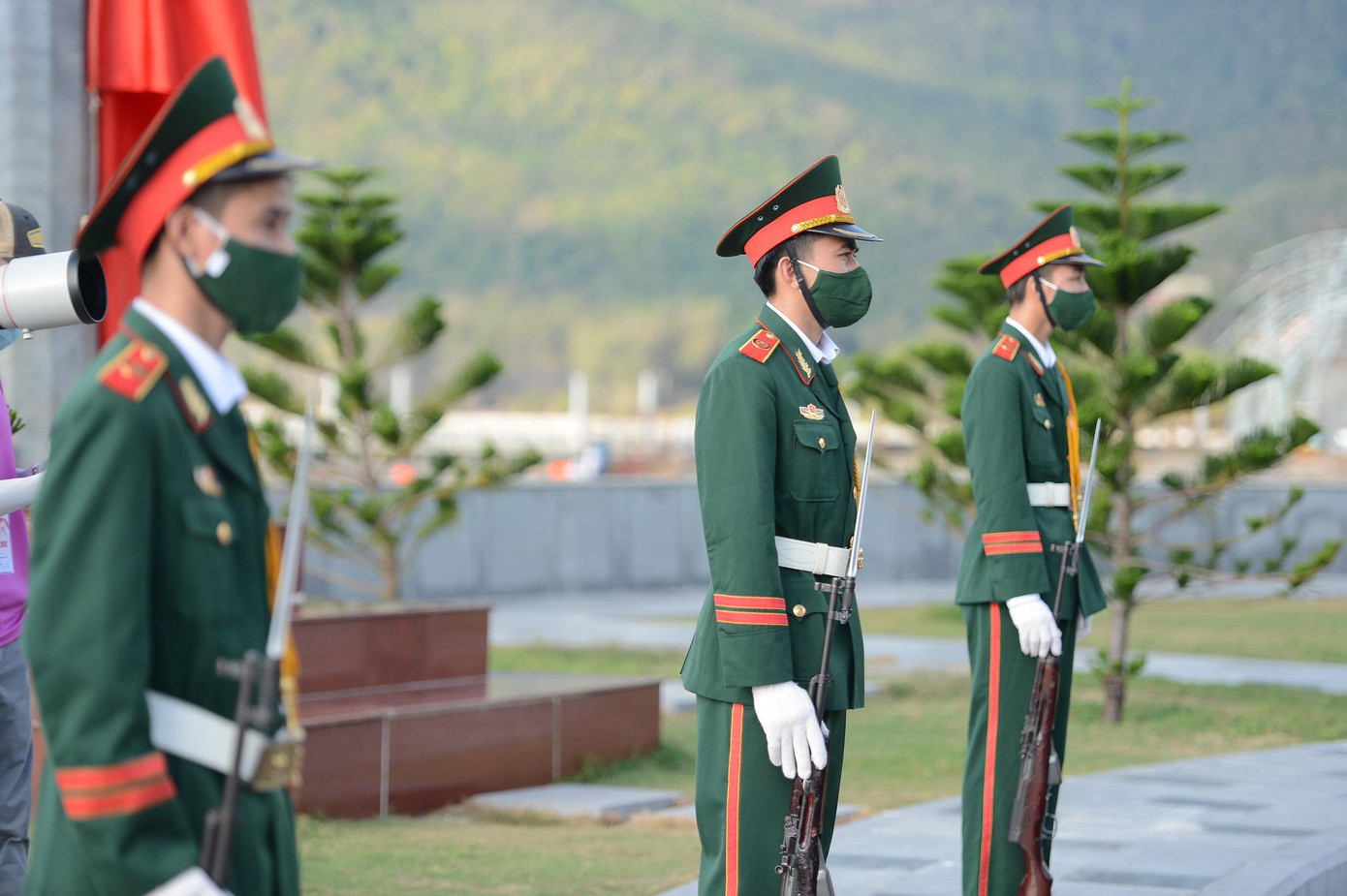 Thượng cờ Tổ quốc ở Côn Đảo linh thiêng ảnh 6 Thượng cờ Tổ quốc ở Côn Đảo linh thiêng ảnh 6