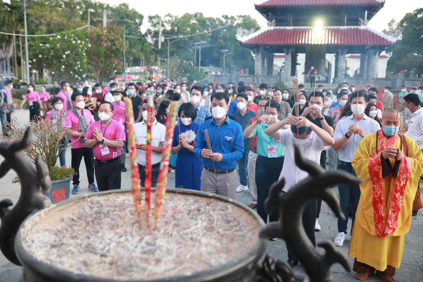 Dâng hương, thắp nến tri ân các bậc tiền nhân ảnh 13 Dâng hương, thắp nến tri ân các bậc tiền nhân ảnh 13