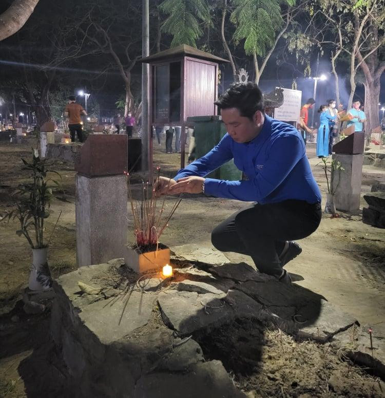 Dâng hương, thắp nến tri ân các bậc tiền nhân ảnh 40 Dâng hương, thắp nến tri ân các bậc tiền nhân ảnh 40