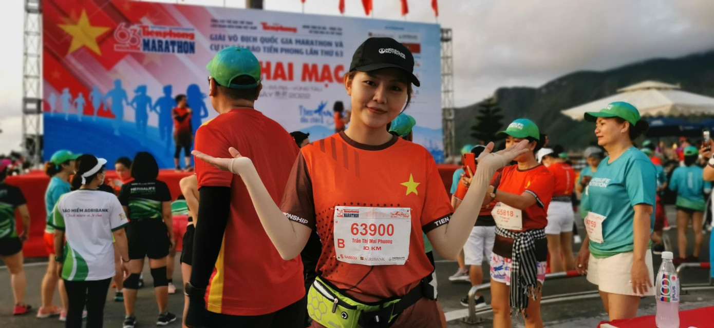 Bạn Trần Thị Mai Thương (63900) chạy cự ly 10km cho biết, dù lần đầu tiên tham gia chạy cự ly 10km nhưng rất tự tin. &quot;Mình không e ngại nắng biển. Để có tinh thần thoải mái, chinh phục đường chạy và bảo vệ nhan sắc, mình dùng kem chống nắng, mũ, bao tay... mục tiêu về đích trong khoảng 1h15&quot;, Thương nói.