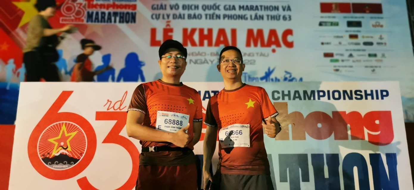 Hai vận động viên có số BIB tuyệt đẹp chinh phục đường chạy 10km tại Tiền Phong Marathon 2022.