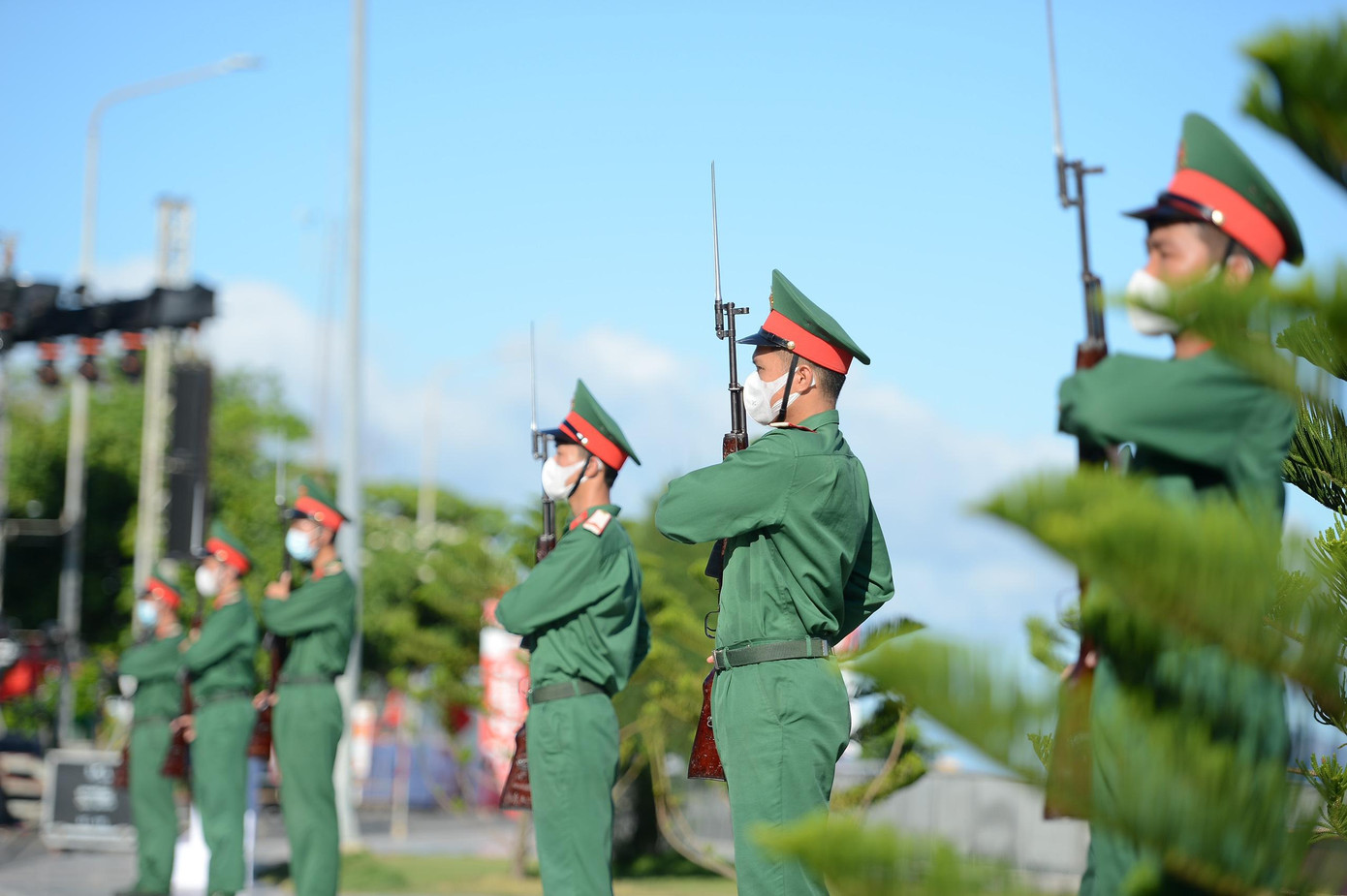 Thượng cờ Tổ quốc ở Côn Đảo linh thiêng ảnh 9 Thượng cờ Tổ quốc ở Côn Đảo linh thiêng ảnh 9