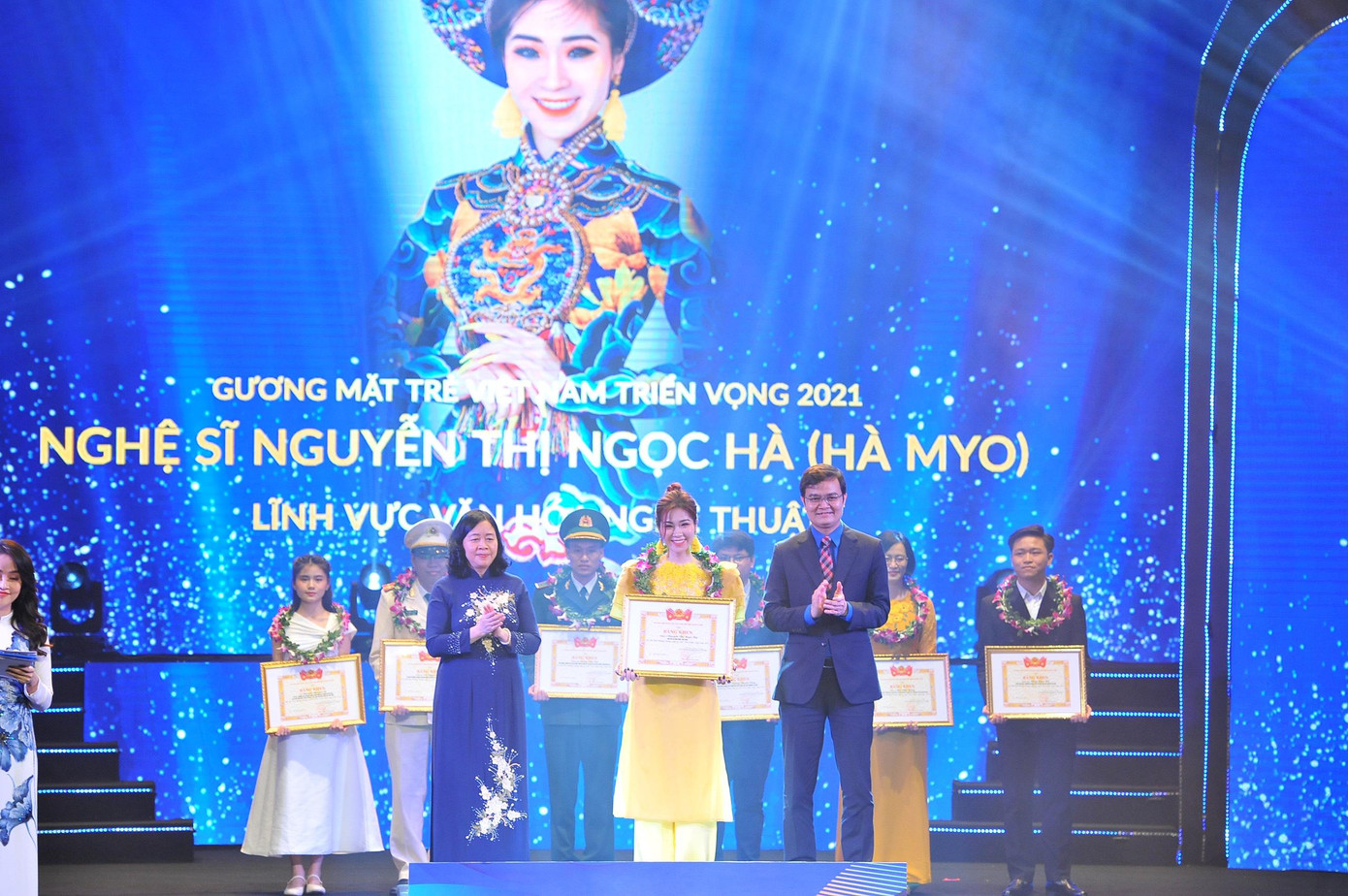 Tôn vinh những tấm gương có sức lan tỏa mạnh mẽ trong cộng đồng ảnh 37