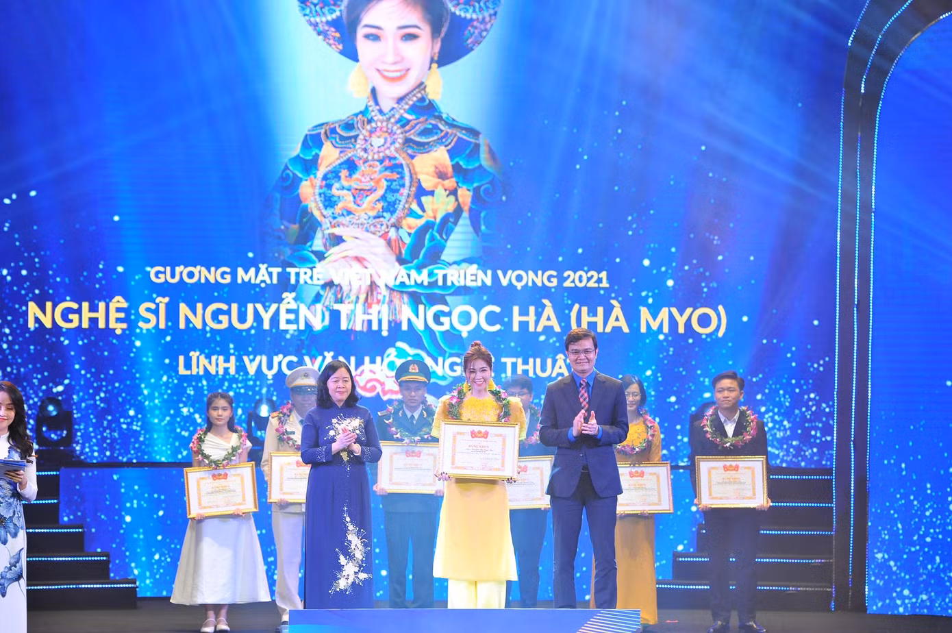 Tôn vinh những tấm gương có sức lan tỏa mạnh mẽ trong cộng đồng ảnh 37 Tôn vinh những tấm gương có sức lan tỏa mạnh mẽ trong cộng đồng ảnh 37