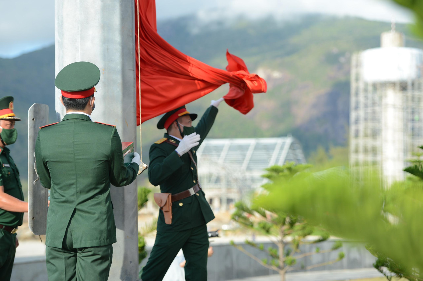 Thượng cờ Tổ quốc ở Côn Đảo linh thiêng ảnh 17 Thượng cờ Tổ quốc ở Côn Đảo linh thiêng ảnh 17