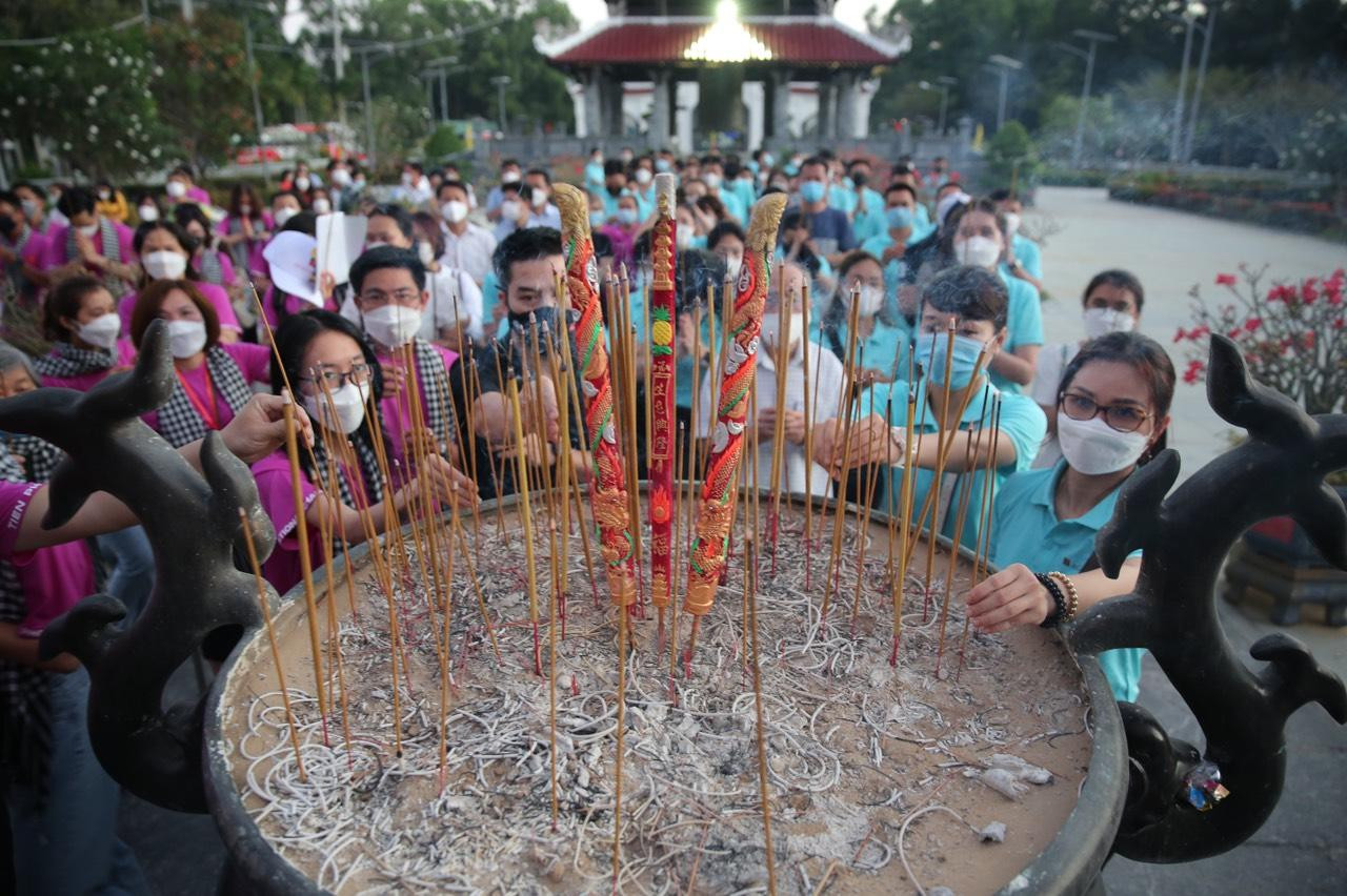 Dâng hương, thắp nến tri ân các bậc tiền nhân ảnh 12 Dâng hương, thắp nến tri ân các bậc tiền nhân ảnh 12