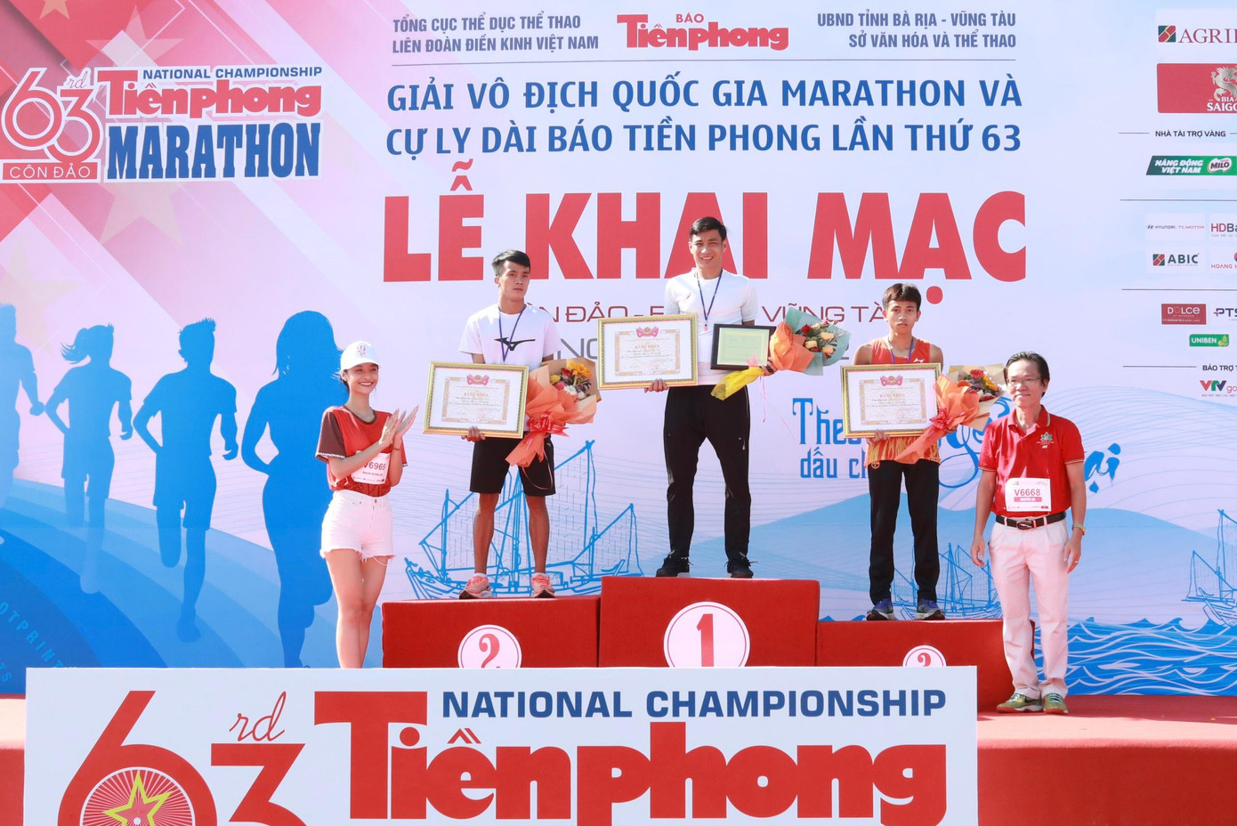 Trao giải 21km nam tuyển