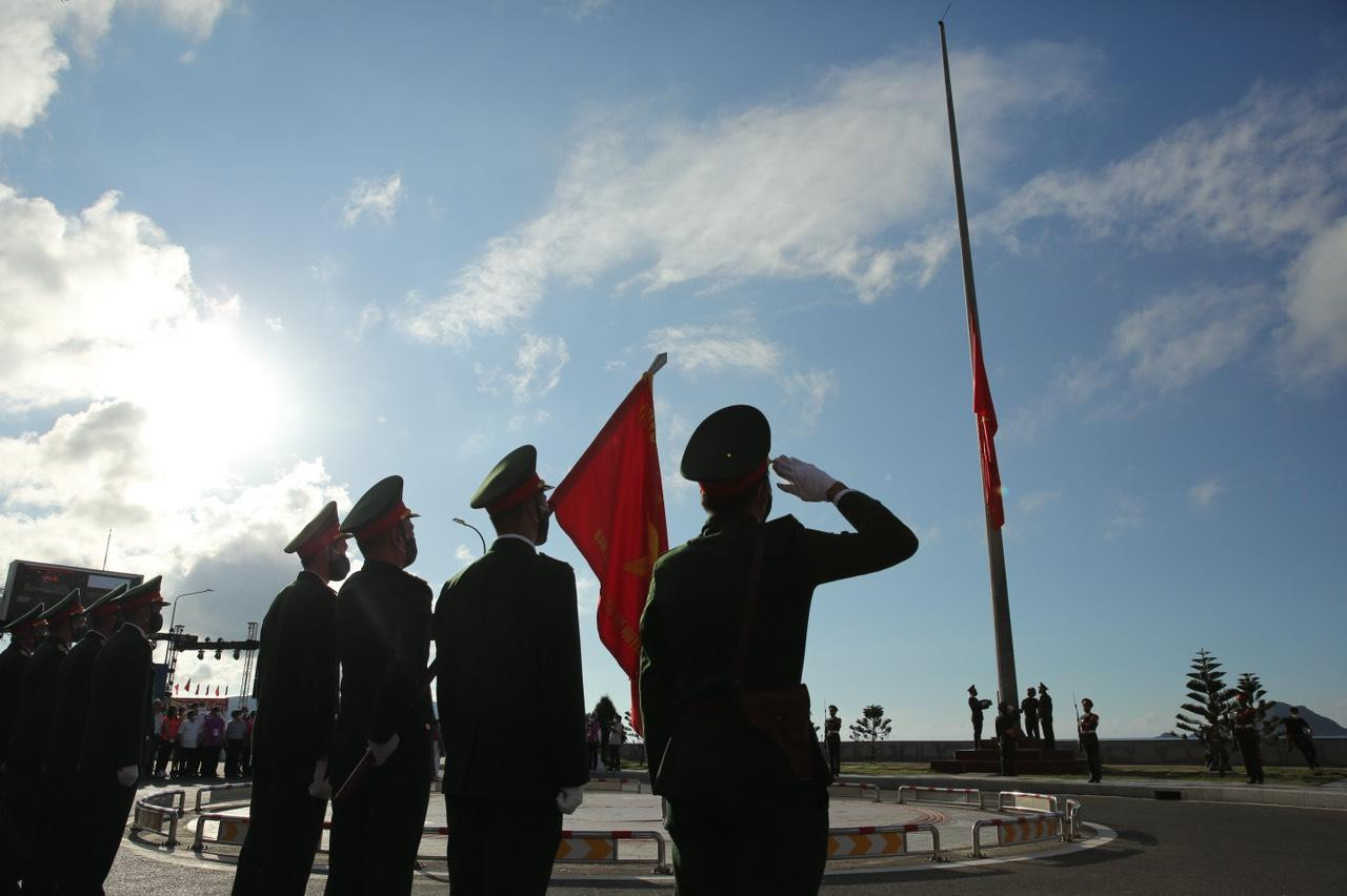 Thượng cờ Tổ quốc ở Côn Đảo linh thiêng ảnh 19 Thượng cờ Tổ quốc ở Côn Đảo linh thiêng ảnh 19