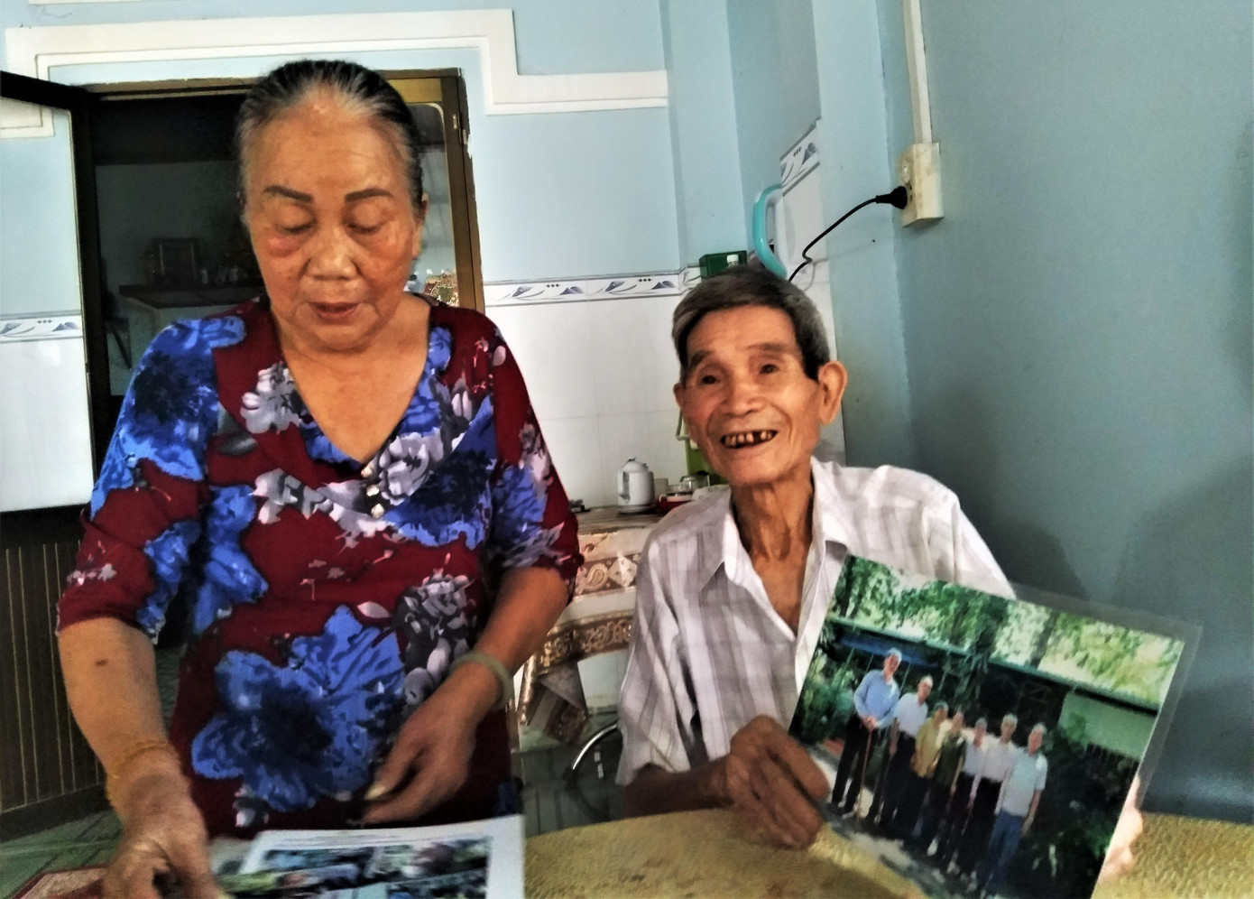 Bác Viên (phải) - cựu tù Côn Đảo đang xem lại các bức ảnh cùng đồng đội là cựu tù năm xưa. Ảnh: Trần Nguyên Anh Bác Viên (phải) - cựu tù Côn Đảo đang xem lại các bức ảnh cùng đồng đội là cựu tù năm xưa. Ảnh: Trần Nguyên Anh