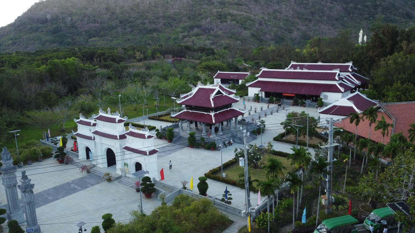 Dâng hương, thắp nến tri ân các bậc tiền nhân ảnh 10 Dâng hương, thắp nến tri ân các bậc tiền nhân ảnh 10