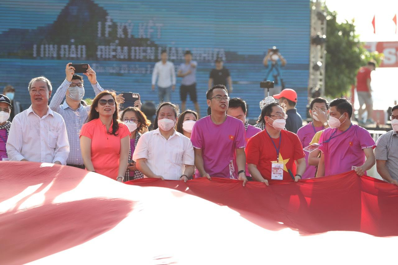 Thượng cờ Tổ quốc ở Côn Đảo linh thiêng ảnh 20 Thượng cờ Tổ quốc ở Côn Đảo linh thiêng ảnh 20