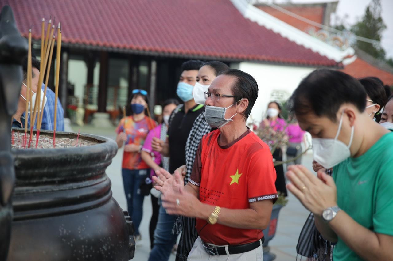 Dâng hương, thắp nến tri ân các bậc tiền nhân ảnh 14 Dâng hương, thắp nến tri ân các bậc tiền nhân ảnh 14