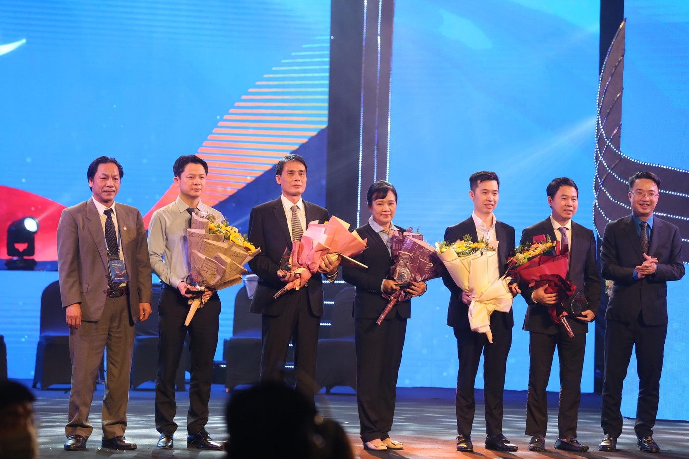 Bí thư T.Ư Đoàn Nguyễn Tường Lâm và Phó Tổng Biên tập báo Tiền Phong Lê Minh Toản tặng hoa và biểu trưng cảm ơn các nhà tài trợ đồng hành với Giải thưởng Gương mặt trẻ Việt Nam tiêu biểu