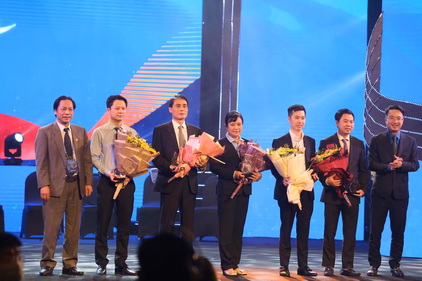 Bí thư T.Ư Đoàn Nguyễn Tường Lâm và Phó Tổng Biên tập báo Tiền Phong Lê Minh Toản tặng hoa và biểu trưng cảm ơn các nhà tài trợ đồng hành với Giải thưởng Gương mặt trẻ Việt Nam tiêu biểu Bí thư T.Ư Đoàn Nguyễn Tường Lâm và Phó Tổng Biên tập báo Tiền Phong Lê Minh Toản tặng hoa và biểu trưng cảm ơn các nhà tài trợ đồng hành với Giải thưởng Gương mặt trẻ Việt Nam tiêu biểu
