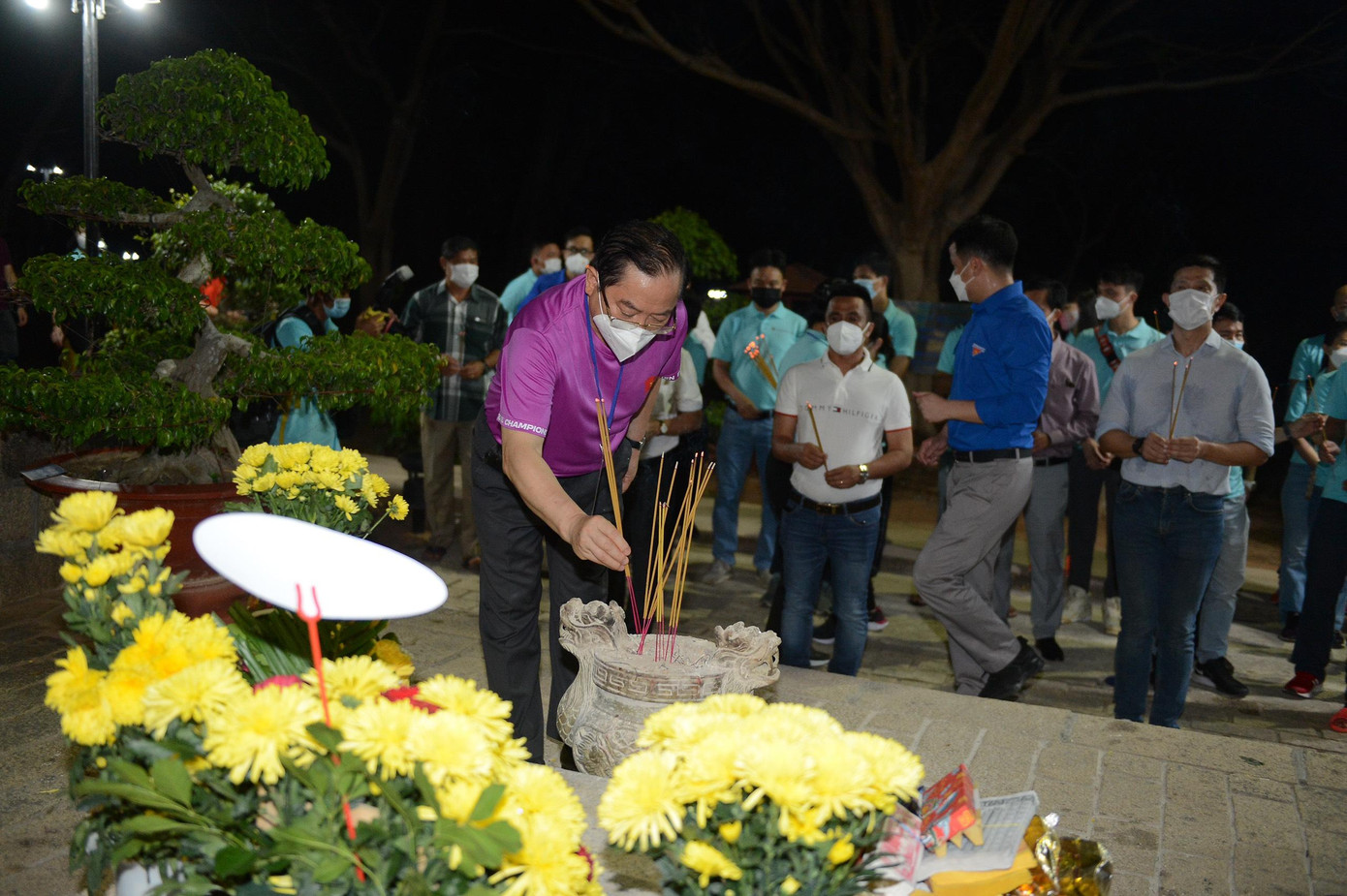 Nhà báo Lê Xuân Sơn - Tổng biên tập báo Tiền Phong, Trưởng Ban tổ chức Tiền Phong Marathon 2022, thắp nén nhang tưởng nhớ các bậc tiền nhân. Nhà báo Lê Xuân Sơn - Tổng biên tập báo Tiền Phong, Trưởng Ban tổ chức Tiền Phong Marathon 2022, thắp nén nhang tưởng nhớ các bậc tiền nhân.