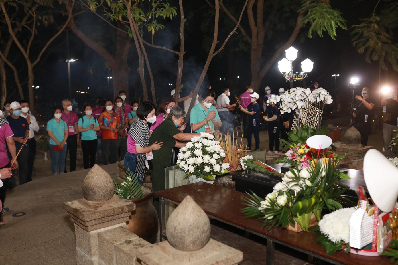 Nữ cựu tù Côn Đảo Nguyễn Thị Ni thắp hương tưởng nhớ các đồng đội đã ngã xuống vì nền độc lập, tự do của Tổ quốc. Nữ cựu tù Côn Đảo Nguyễn Thị Ni thắp hương tưởng nhớ các đồng đội đã ngã xuống vì nền độc lập, tự do của Tổ quốc.