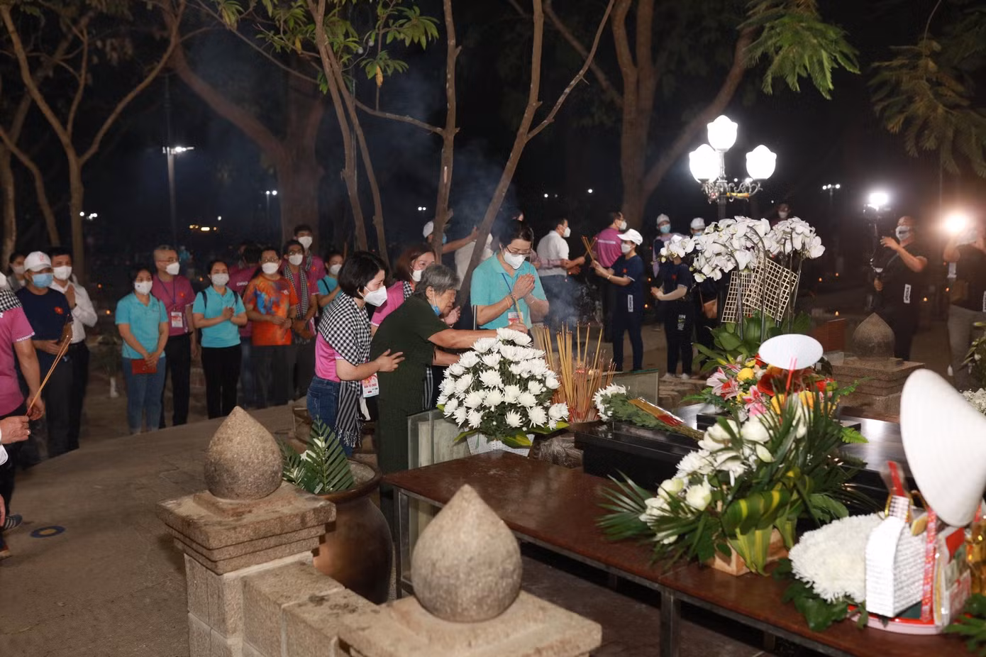 Nữ cựu tù Côn Đảo Nguyễn Thị Ni thắp hương tưởng nhớ các đồng đội đã ngã xuống vì nền độc lập, tự do của Tổ quốc.