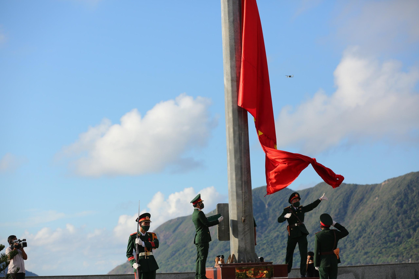 Thượng cờ Tổ quốc ở Côn Đảo linh thiêng ảnh 18 Thượng cờ Tổ quốc ở Côn Đảo linh thiêng ảnh 18