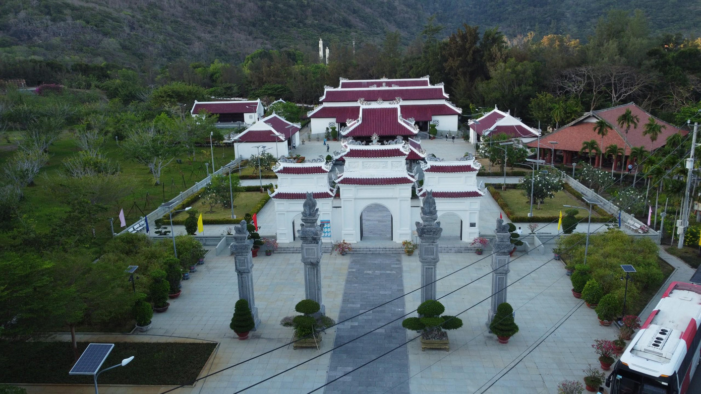 Dâng hương, thắp nến tri ân các bậc tiền nhân ảnh 9 Dâng hương, thắp nến tri ân các bậc tiền nhân ảnh 9