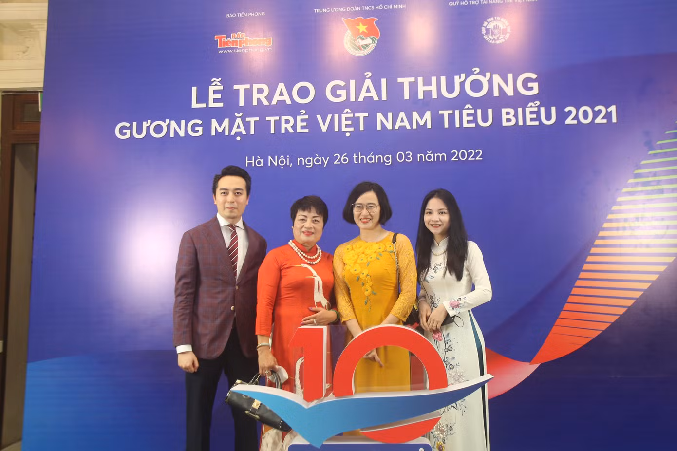 Tôn vinh những tấm gương có sức lan tỏa mạnh mẽ trong cộng đồng ảnh 10 Tôn vinh những tấm gương có sức lan tỏa mạnh mẽ trong cộng đồng ảnh 10