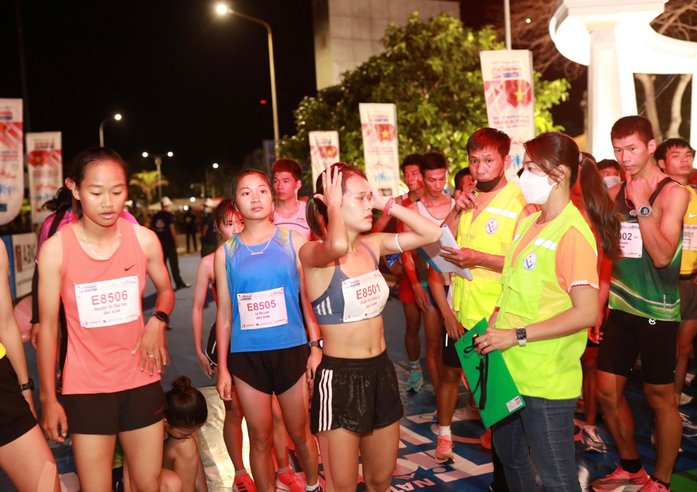 Các vận động viên tuyển quốc gia trước vạch xuất phát