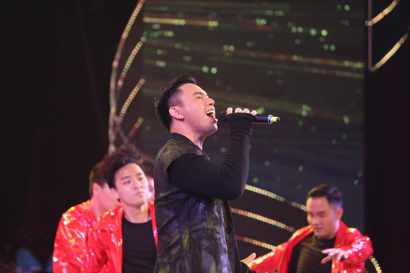 Ca sỹ Đông Hùng và vũ đoàn Grammy