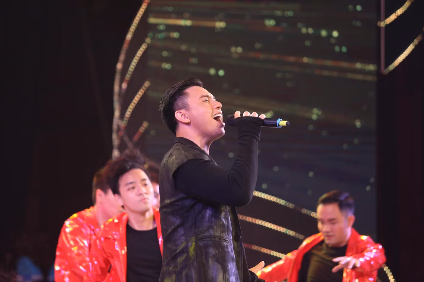 Ca sỹ Đông Hùng và vũ đoàn Grammy Ca sỹ Đông Hùng và vũ đoàn Grammy