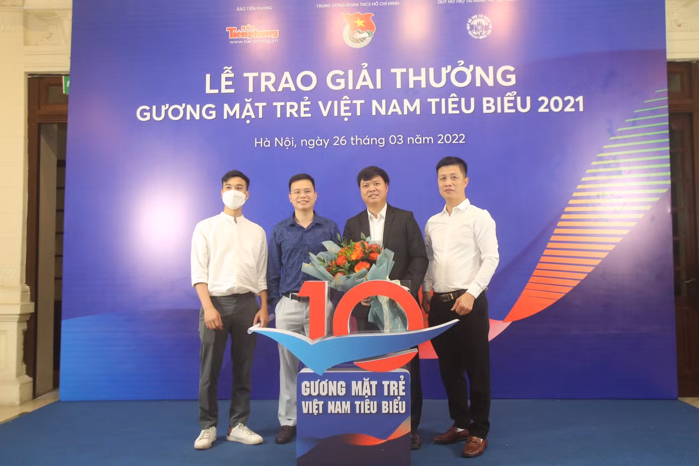 Tôn vinh những tấm gương có sức lan tỏa mạnh mẽ trong cộng đồng ảnh 8 Tôn vinh những tấm gương có sức lan tỏa mạnh mẽ trong cộng đồng ảnh 8